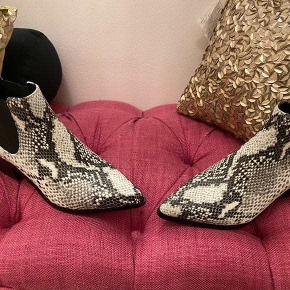 Like New Blondo Python Skin Ankle Boots Size 7.5 - Picture 4 of 6